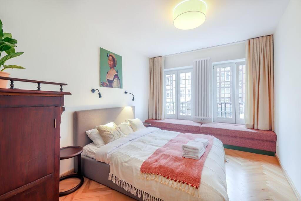 Cityscape Haven: Urban Retreat Gdansk Bagian luar foto